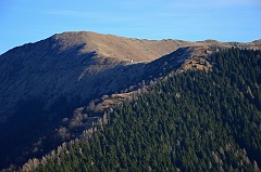 Zoommata verso il Piancavallone (si notano la cappelletta al centro e il bivacco in alto a dx)